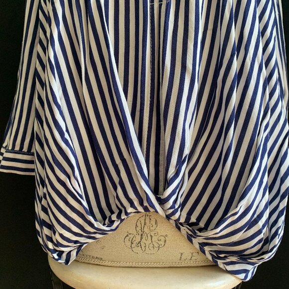 Pretty JustLiving Lightweight Front Knot Shirt: Size S/M - Picture 4 of 10